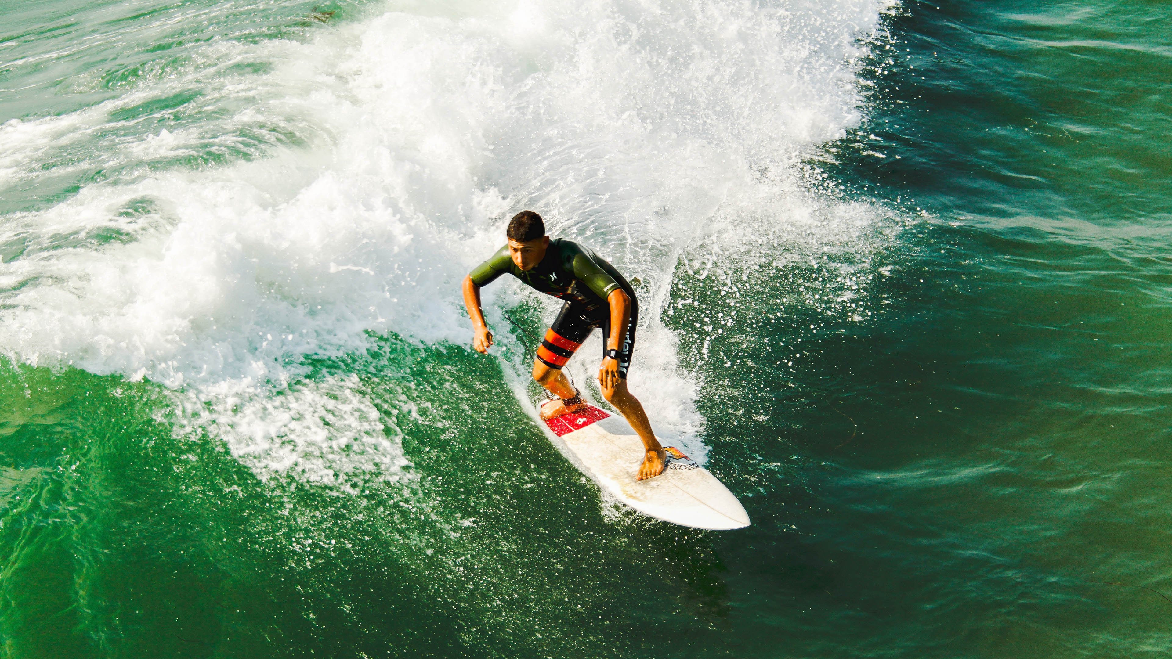 网球赛场焦点！美国队对阵澳大利亚队，超级对决，球迷热情点燃赛场